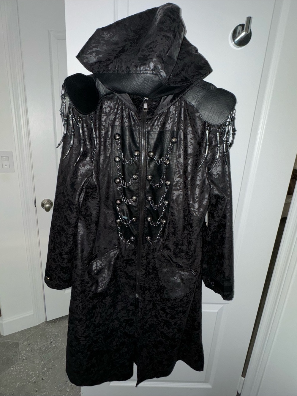 NWT Spirit Halloween Men's Skeleton Royalty Jacket w/Metal Bones and Spine Large